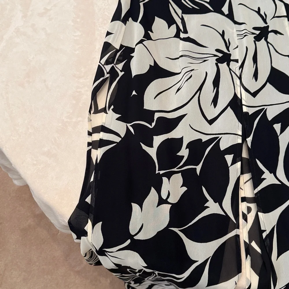 White and black tropical halter jumpsuit - Picture 2 of 4